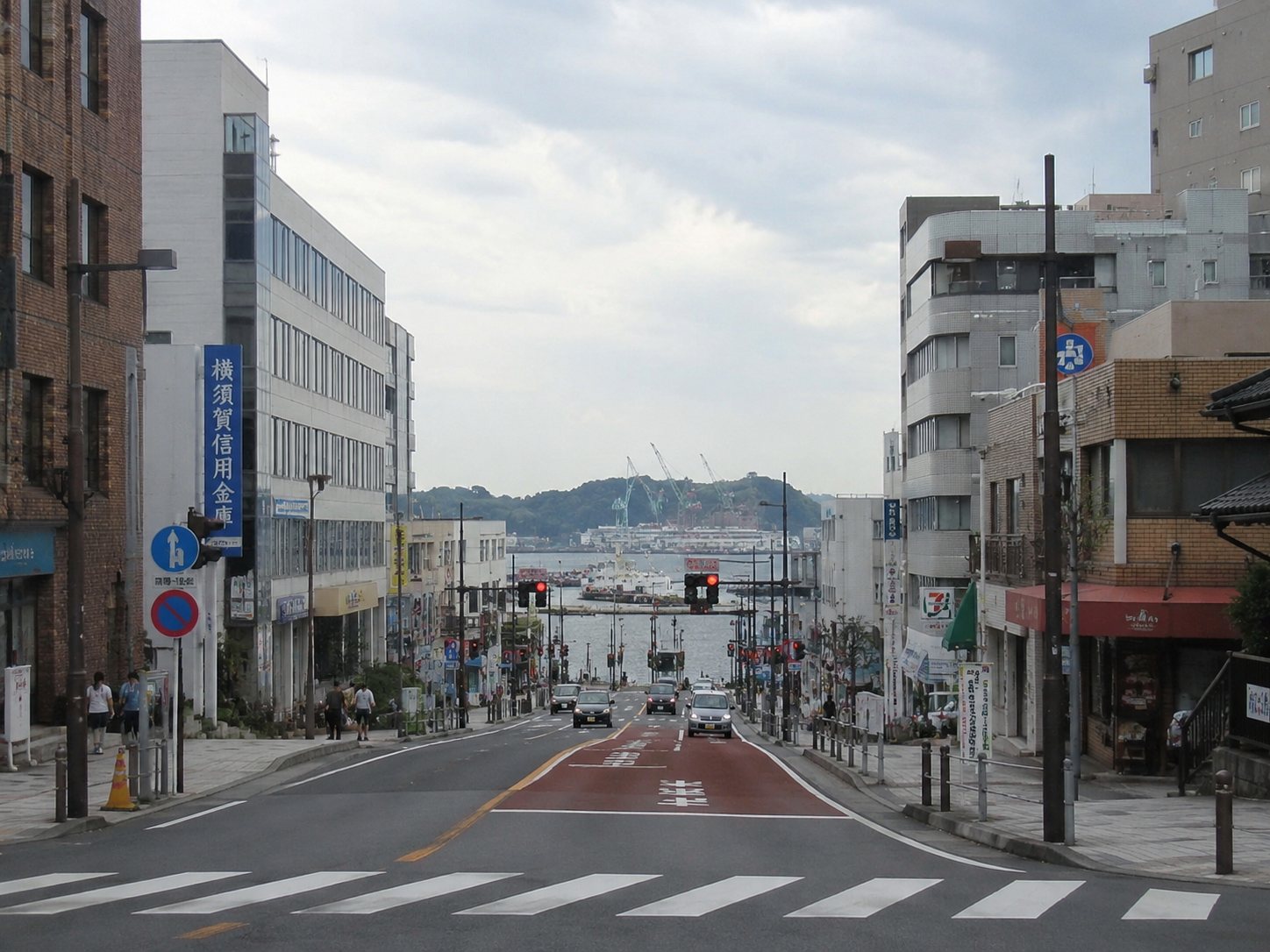 横須賀の坂道の先に見える港と海